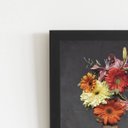 Ver imagem 2 de Quadro Buque de Flores Segurado Mão Moldura Preta 60x40cm
