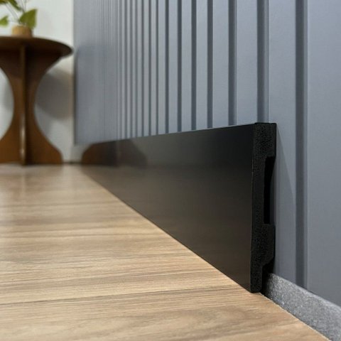 Rodapé Poliestireno Liso Preto 10cm x 1,5cm Br 2,40m - Estilo Revestimentos - Preto 10 cm Liso