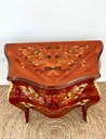 Ver imagem 2 de Cômoda Bombe Toda com Marchetaria Floral 02 Gavetas