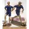 Dupla Estatuetas Decorativa em Resina Jogadores de Futebol - 6