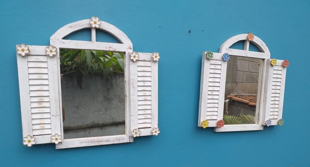 janela rustica com espelho enfeitado com florzinha - 1