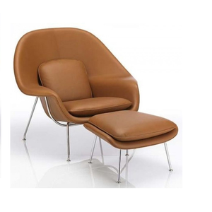 Conjunto Poltrona e Puff Saarinen Womb em Couro Natural Caramelo - Dourado