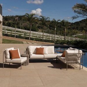 Conjunto Jardim 2 Chaise 1 Sofá 1 Puff 1 Mesinha 1 Champanheira Refúgio CabeCasa MadeiraMadeira