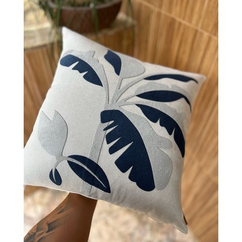 Capa de Almofada Decorativa Bananeira - Booclê Off e Azul
