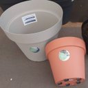 Ver mais imagens de Vaso Autoirrigável Bari com Rodas 40 (27l) Cinza Taupe Okla