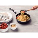 Ver imagem 2 de Pegador de Massa Tramontina Live em Silicone Cinza com Cabo de Madeira Tramontina