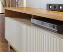 Ver imagem 5 de Estante Home Theater Ambiente Jordão com Pés Off White Freijó - Colibri