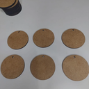 Ver imagem 2 de Kit 100 Mini Disco Tag Pingente Chaveiro 5cm MDF Cru com Furo Plaquinha Base Artesanato Biscuit Chav