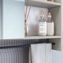 Ver imagem 5 de Armário Espelheira para Banheiro com 1 Porta 1 Toalheiro e Nichos Off White/Arenas
