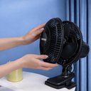 Ver imagem 4 de Ventilador de Mesa 25W Preto Ajustavel Fixador Berco Prateleira Parede Multiuso Portatil Oscilante