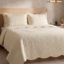 Ver imagem 2 de Kit Cobre Leito Vintage King Percal 300 Fios Colcha Matelassê Floral Alto Relevo 3 Peças Bege