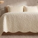 Ver imagem 1 de Kit Cobre Leito Vintage King Percal 300 Fios Colcha Matelassê Floral Alto Relevo 3 Peças Bege