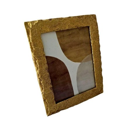 Porta Retrato em Resina Dourada Fundo Veludo 15 X 20cm