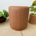 Ver imagem 2 de Puff Barcelona Decorativo com Couro e Base Madeira