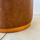 Ver imagem 4 de Puff Barcelona Decorativo com Couro e Base Madeira