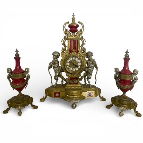 Trio de Relógio Clássico com Objetos Decorativos Vermelho com Dourado 58x44x19cm e 38x20x13cm