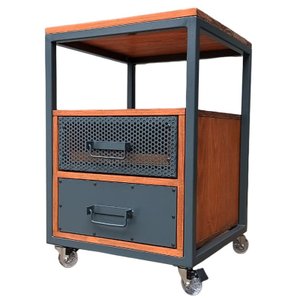 Mesa de Cabeceira Estilo Industrial - 2 Gavetas e 4 Rodízios - Ferro Cinza Chumbo e Madeira Pinus To