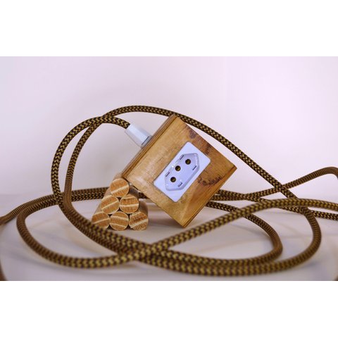 Extensão Madeira Régua Elétrica 1 Tomada Branca Cor do Cabo:preto e Dourado