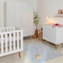 Ver imagem 1 de Kit Quarto Infantil com Pés Retrô Mel - Cômoda Elfe 4 Gavetas + Guarda-Roupa Elfe + Berço Mini Cama
