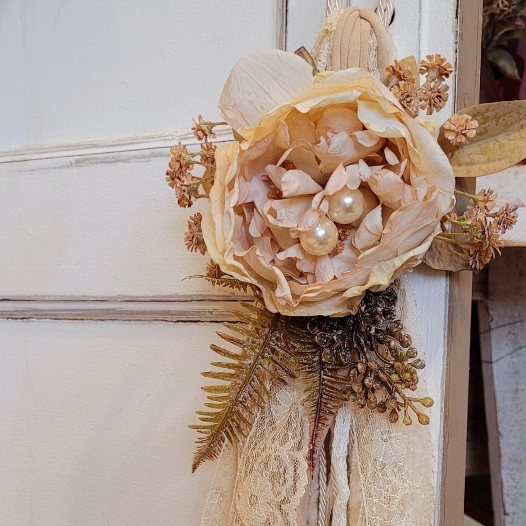 Pendente com Pérolas, Flor e Acabamentos Estilo Secagem 40x15 - 3