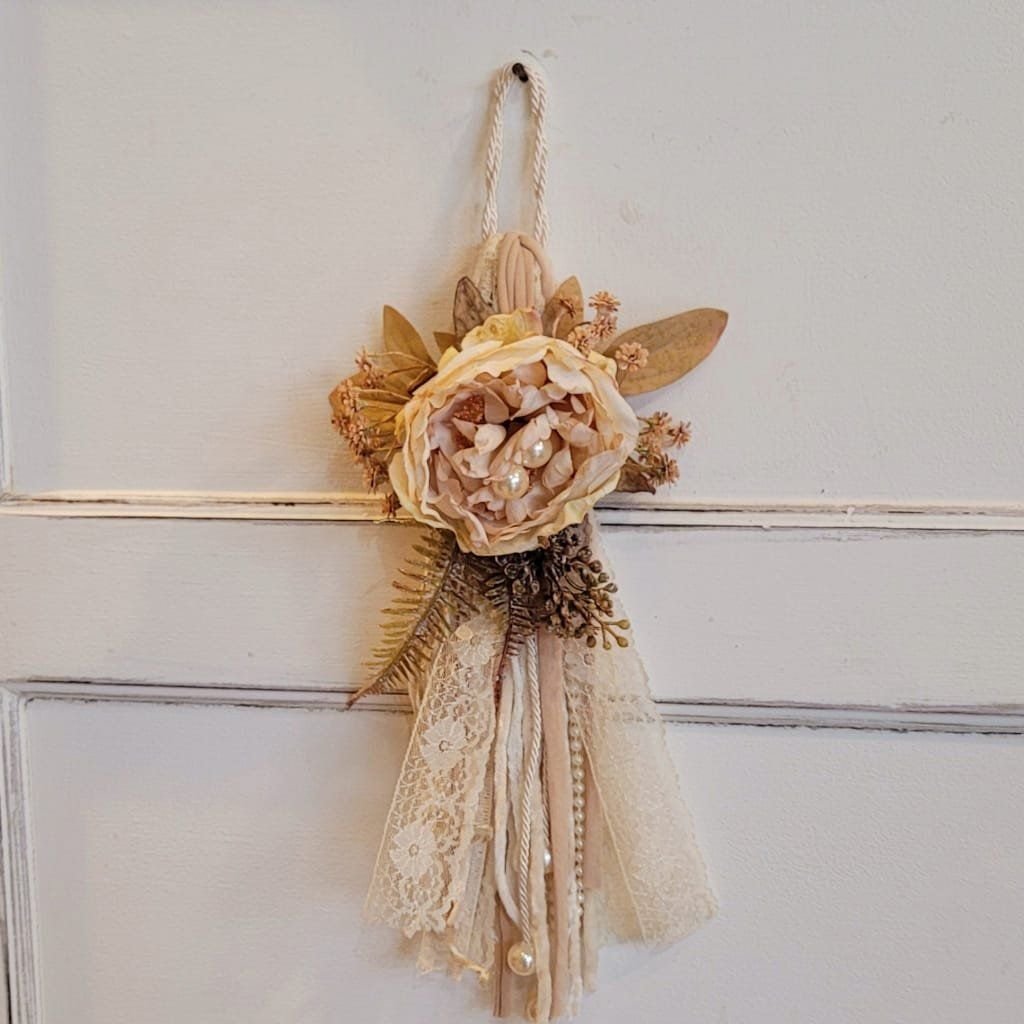 Pendente com Pérolas, Flor e Acabamentos Estilo Secagem 40x15 - 1