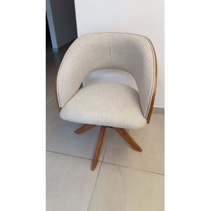 Poltrona Decorativa Núbia Pé Giratório Tecido Repelente À Água Bege