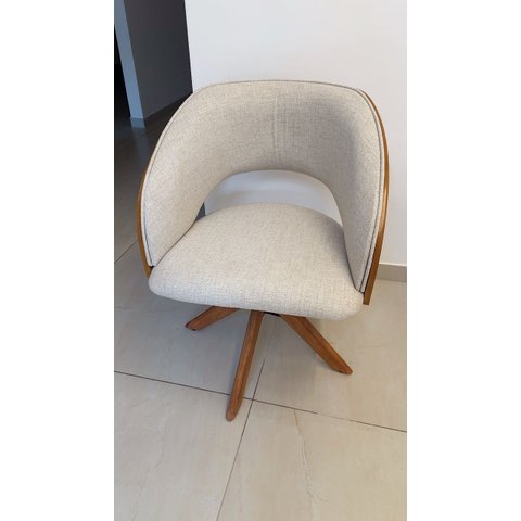 Poltrona Decorativa Núbia Pé Giratório Tecido Repelente À Água Bege