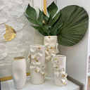 Ver imagem 2 de Vaso Giverny Gold em Porcelana com Flores Aplicadas e Ouro M