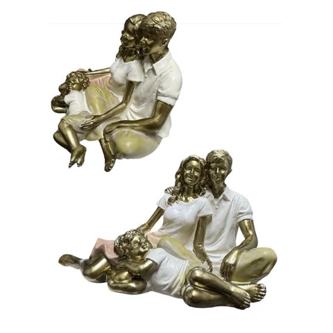 Escultura Familia Decorativa em Resina Pai Mãe e Filho no Colo