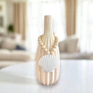 Vaso Decorativo Garrafa Riscada Off-white com Colar de Concha
