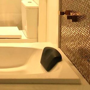 Banheira Design Moderno Tulipa 150cm Imersão com 1 Travesseiro