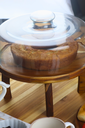 Ver imagem 2 de Boleira Cake Redonda Alta com Pézinho – Madeira de Teca -29,5x29,5x14cm