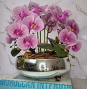 Ver imagem 1 de Arranjo Com 4 Orquídeas Violeta Vaso Prata 28cm