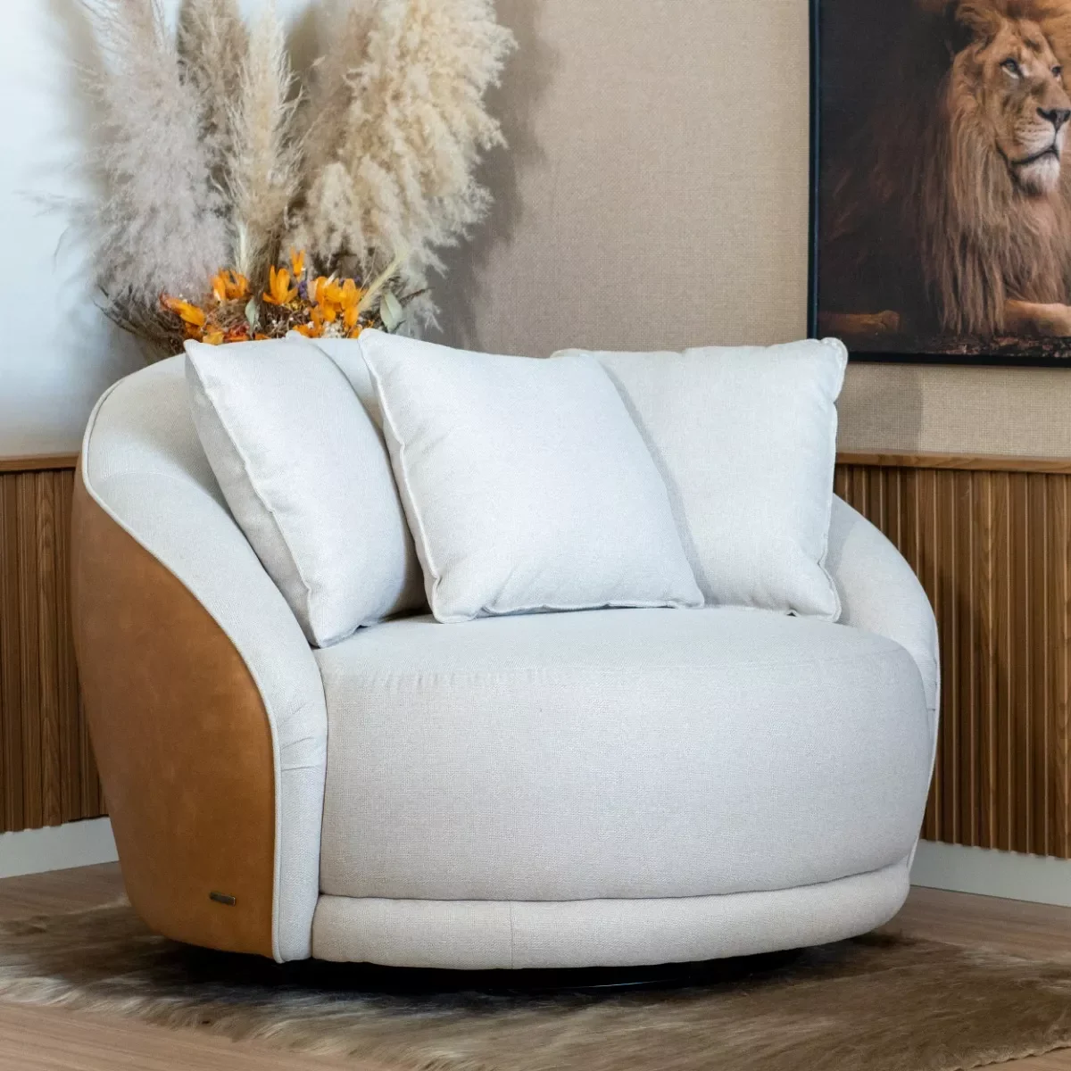 Ver imagem 2 de Kit Poltrona Ayla Giratória com Puff, Organico, Redondo, Almofadas, Linho Bege e Sintético Caramelo