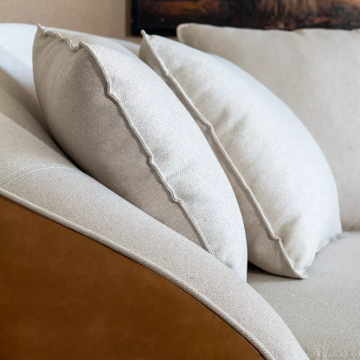 Ver imagem 4 de Kit Poltrona Ayla Giratória com Puff, Organico, Redondo, Almofadas, Linho Bege e Sintético Caramelo