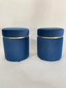 Ver imagem 1 de Kit 2 Puffs Decorativo Redondo em Veludo Azul com Detalhe Dourado, Estilo Moderno Sala Moveis