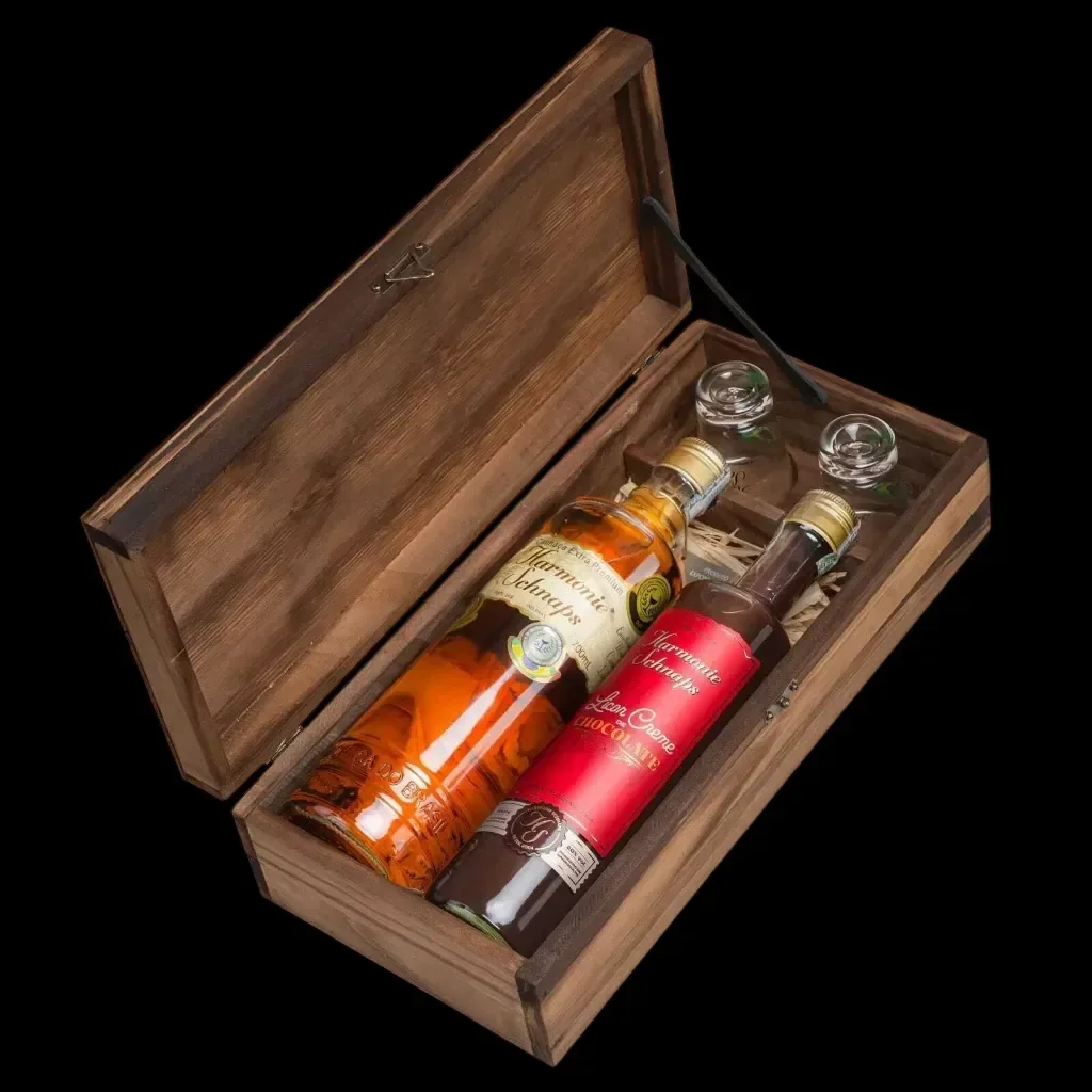 Kit Degustação Harmonie Schnaps: Cachaça, Licor e 2 Copos em Caixa de Madeira