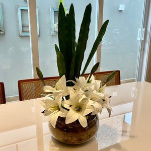 Arranjo Grande Centro de Mesa Lírio Branco Artificial Completo Decore Fácil Shop