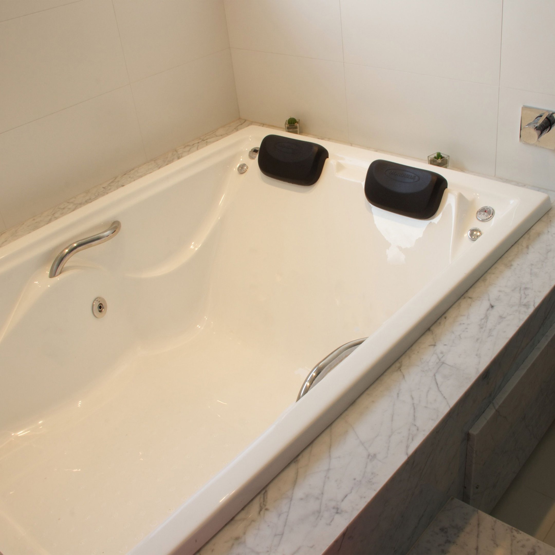 Banheira  Casal de  Hidromassagem   Roma  Essencial 175cm X 120cm X 50cm em Acrilico - 220V Mondialle - 7