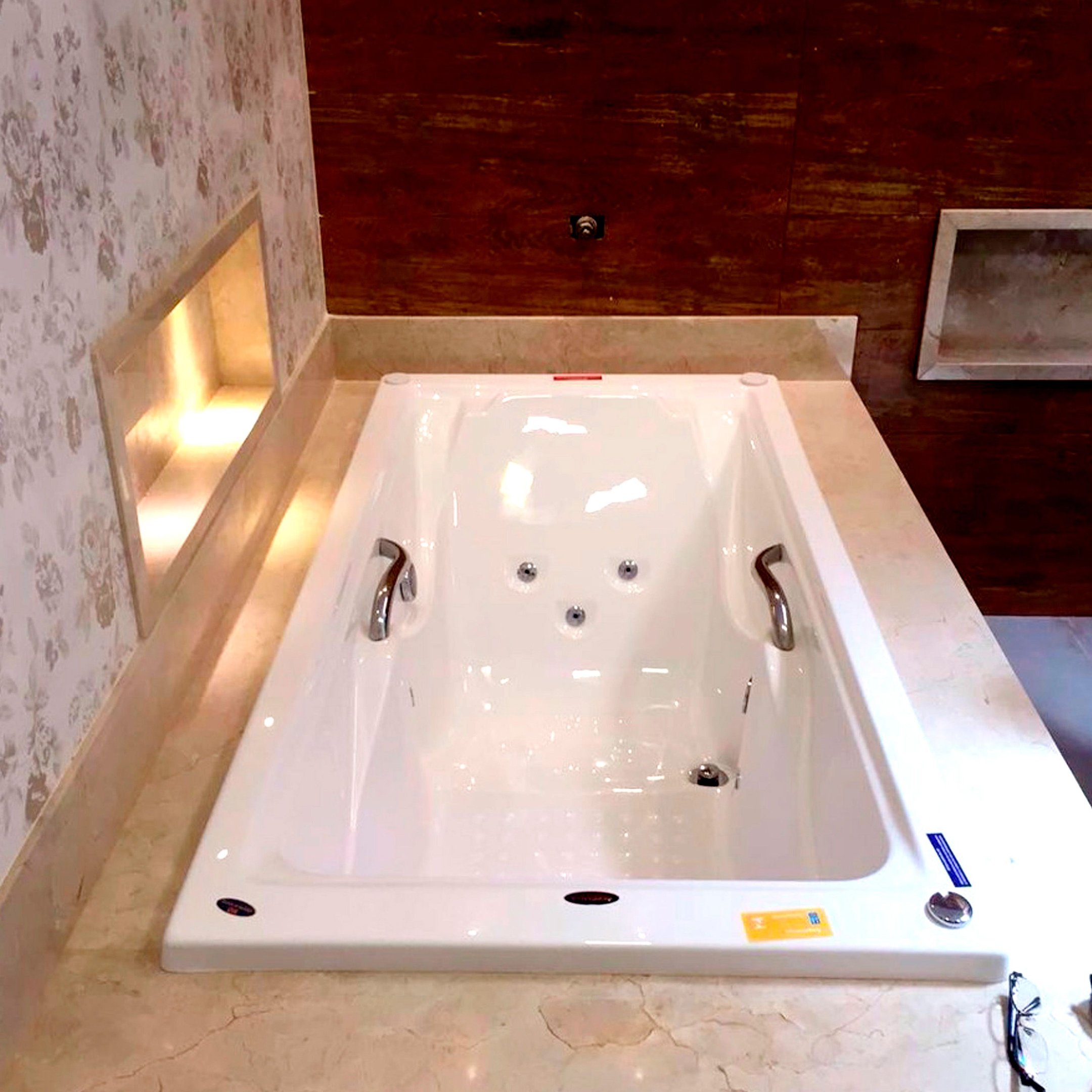 Banheira de Hidromassagem   Roma Elegance 175cmx90cmx50cm em Gel Coat- 220V Mondialle - 3