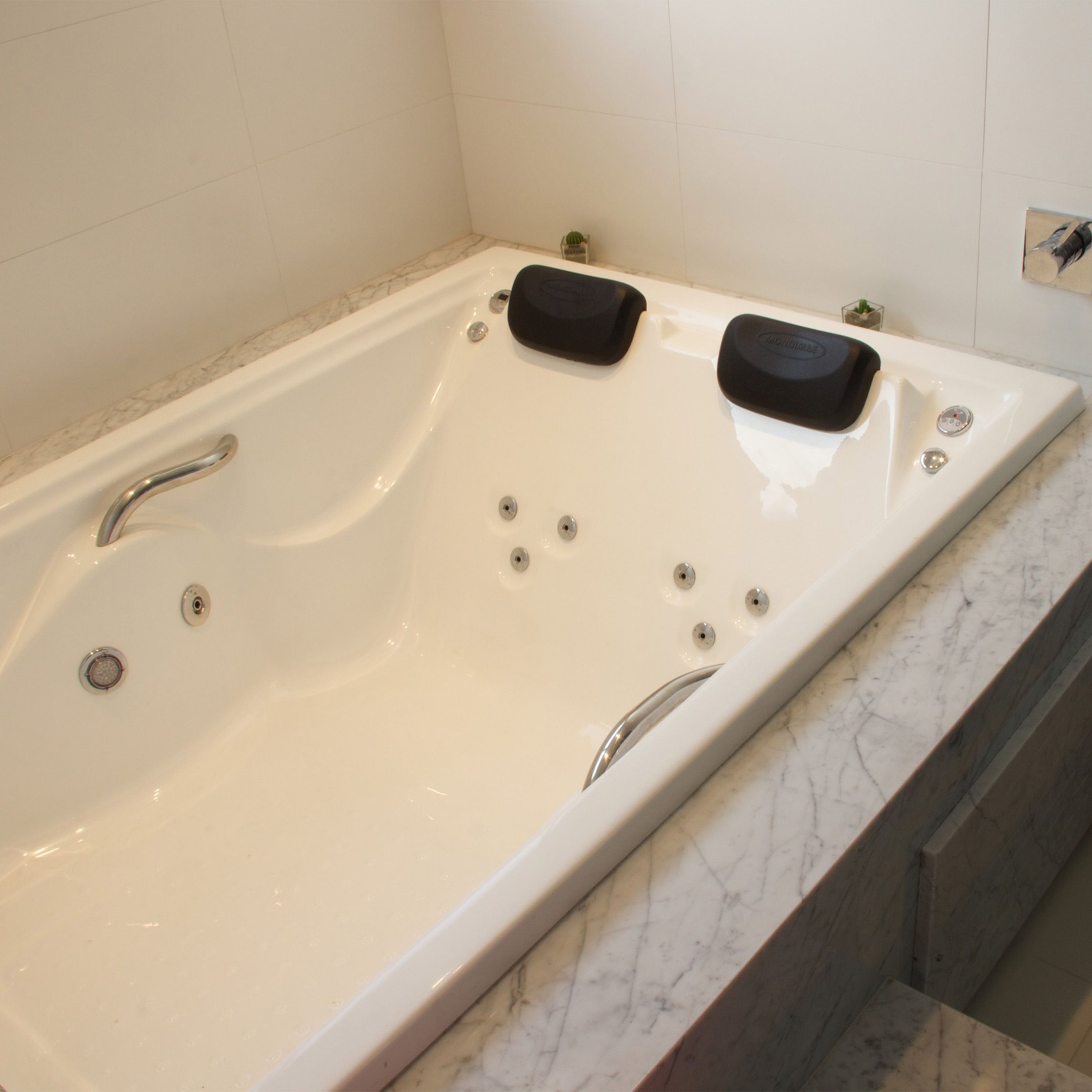 Banheira  Casal de  Hidromassagem  Roma  Elegance 190cmx140cmx50cm em Gel Coat- 220V Mondialle - 7