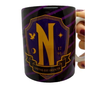 CANECA PORCELANA WANDINHA FAMILIA ADAMS ZAAK ESCOLA