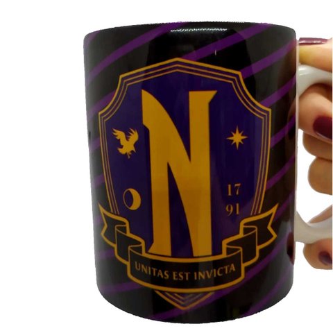 CANECA PORCELANA WANDINHA FAMILIA ADAMS ZAAK ESCOLA
