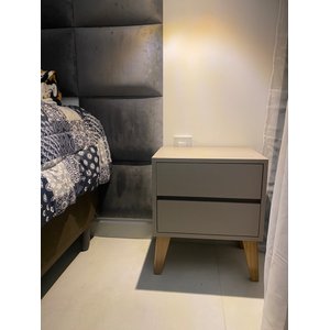 1 Mesa de Cabeceira com 2 Gavetas, 100% Mdf Cor Gianduia Trama com Pés