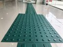 Ver imagem 3 de KIT 10 PÇS PISO TÁTIL PVC 25x25 DIRECIONAL VERDE