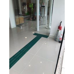 KIT 10 PÇS PISO TÁTIL PVC 25x25 DIRECIONAL VERDE - 4