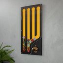 Ver imagem 2 de Porta Tampinhas Prego e Martelo: Design Moderno em MDF Amarelo com detalhe Preto e Acrílico- 50x24cm