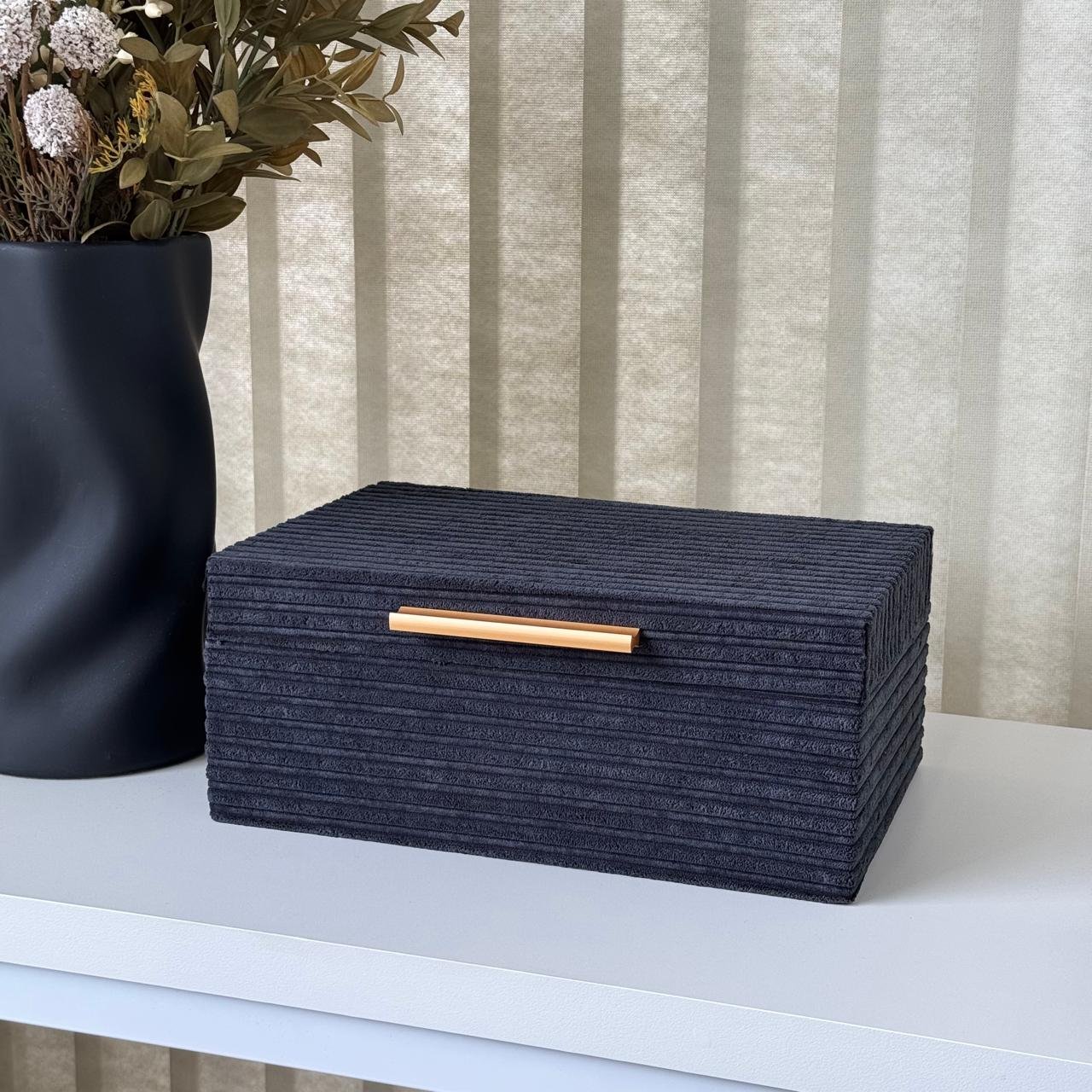 Caixa Decorativa com Revestimento em Veludo Preto 30cm - 1