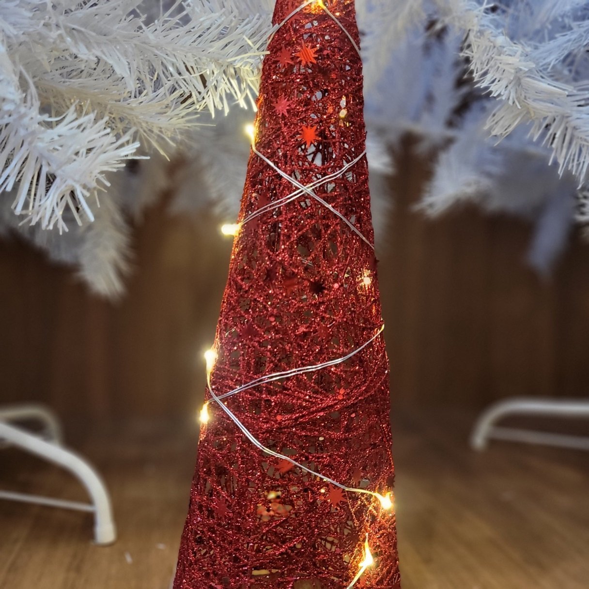 Árvore Cone Cotton Glitter Vermelho Iluminada Fio de Fada LED 20 Lâmpadas à Pilha 60cm - Magizi - 2