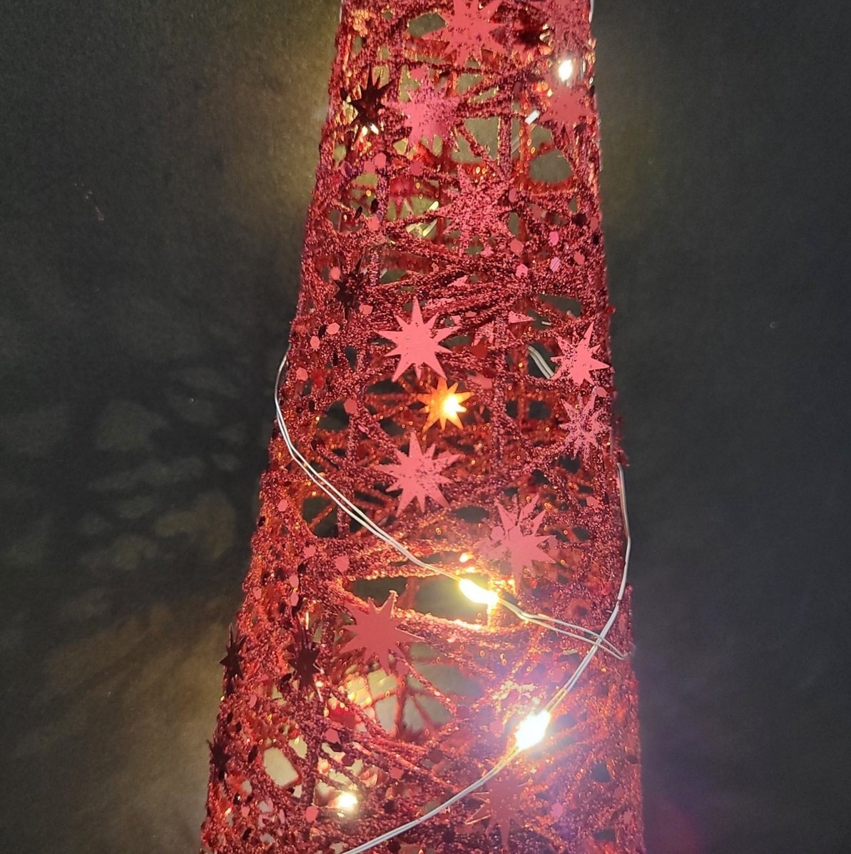 Árvore Cone Cotton Glitter Vermelho Iluminada Fio de Fada LED 20 Lâmpadas à Pilha 60cm - Magizi - 3